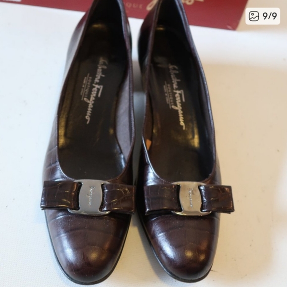 SALVATORE FERRAGAMO 9 BROWN LEATHER CROCODILE EMBOSSED SIGNATURE VARA BOW PUMPS - Picture 9 of 13
